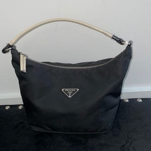 FINAL SALE‼️ PRADA NYLON BLACK PURSE / LOGO AT THE FRONT
